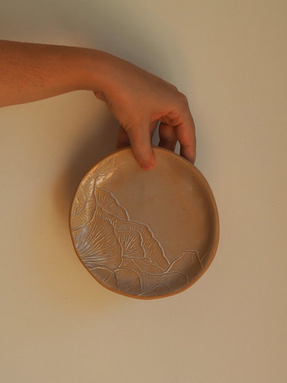 Petite assiette en relief