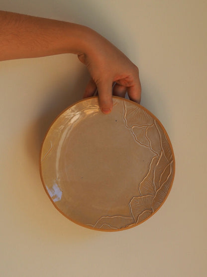 Grande assiette en relief